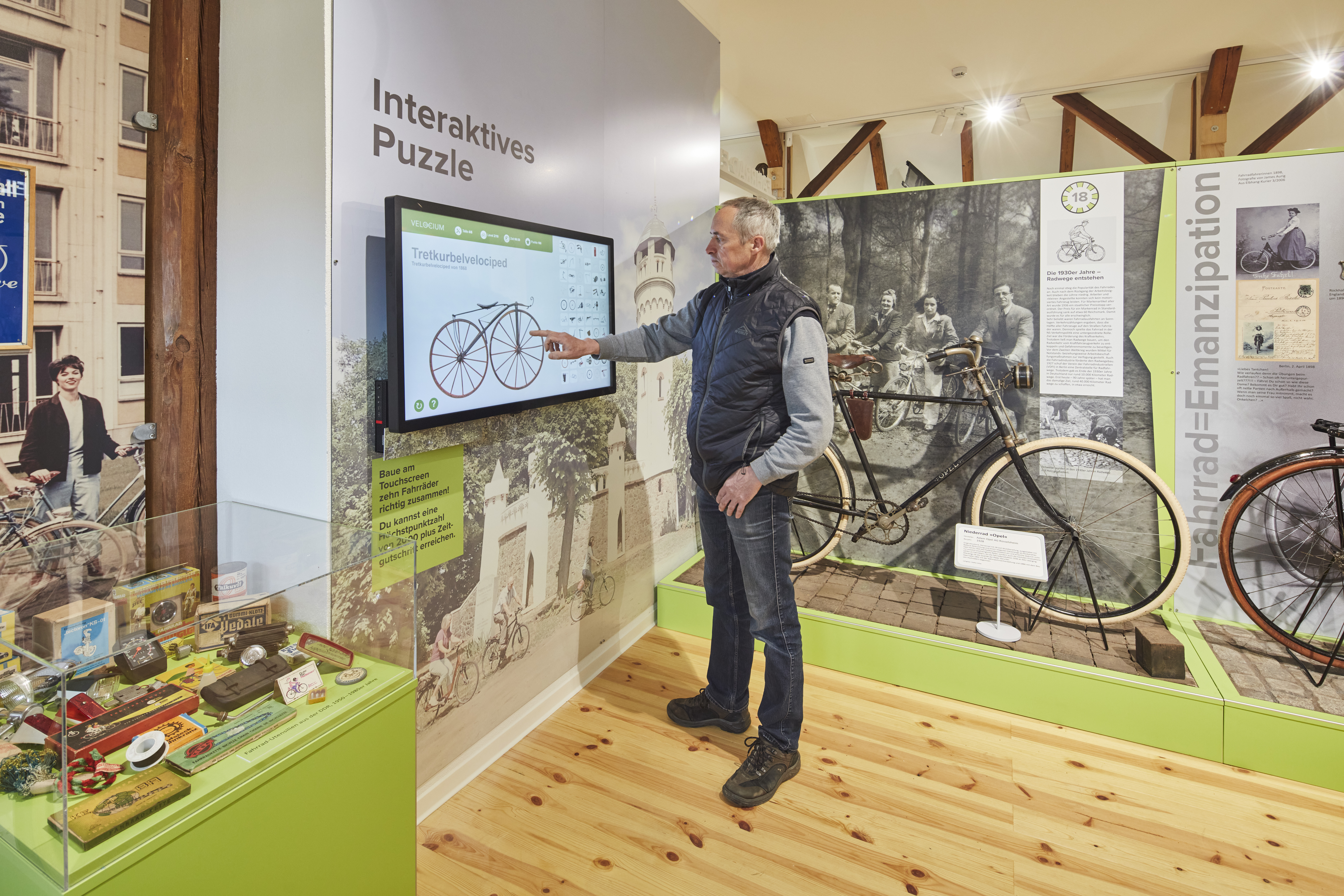 Interaktives Fahrradpuzzle mit Touchscreen